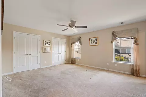 Bedroom - 156 Stoneleigh Dr, Riverhead, NY 11901 photo 5 of 7