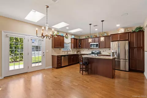 Kitchen - 156 Stoneleigh Dr, Riverhead, NY 11901 photo 3 of 7