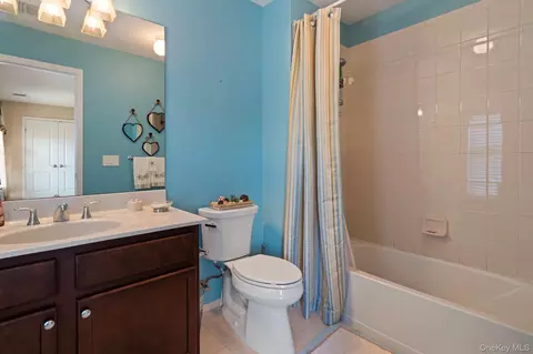 Bath - 156 Stoneleigh Dr, Riverhead, NY 11901 photo 3 of 3