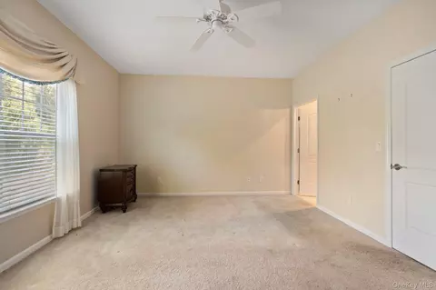 Bedroom - 156 Stoneleigh Dr, Riverhead, NY 11901 photo 2 of 7