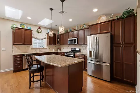 Kitchen - 156 Stoneleigh Dr, Riverhead, NY 11901 photo 5 of 7