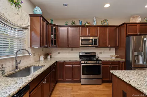 Kitchen - 156 Stoneleigh Dr, Riverhead, NY 11901 photo 4 of 7