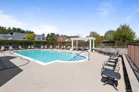 Exterior - 156 Stoneleigh Dr, Riverhead, NY 11901 photo 9 of 11