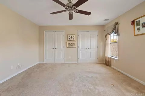 Bedroom - 156 Stoneleigh Dr, Riverhead, NY 11901 photo 6 of 7