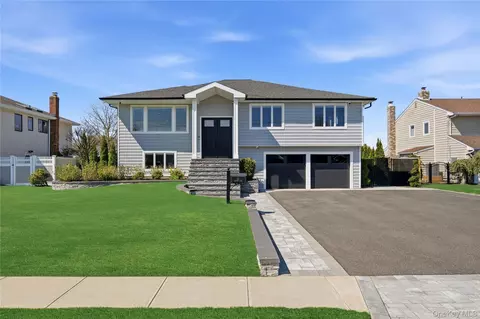 11 Dolphin Ln, West Islip, NY 11795