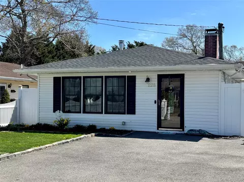 Exterior - 228 Patchogue Ave, Mastic, NY 11950 photo 6 of 6