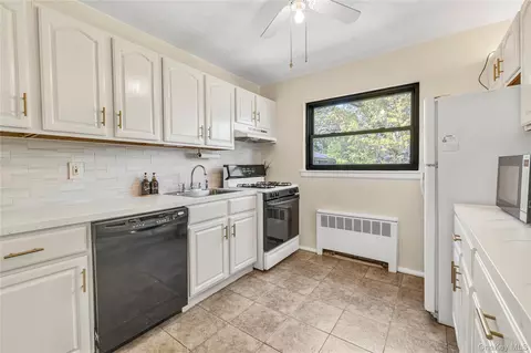 21974 75th Ave #224B2, Oakland Gardens, NY 11364