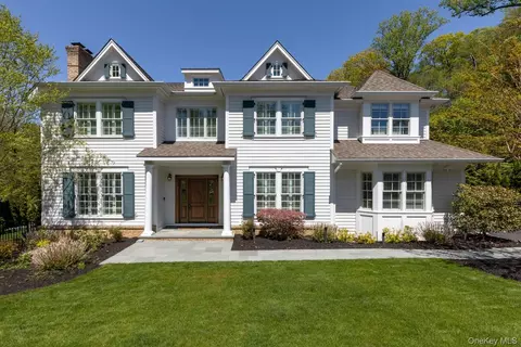 152 Plymouth Ct, North Hempstead, NY 11030