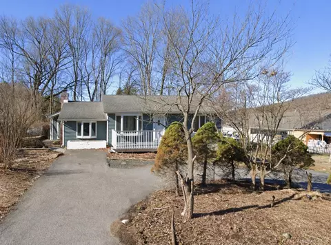 6 Merriewold Ln S, Monroe, NY 10950