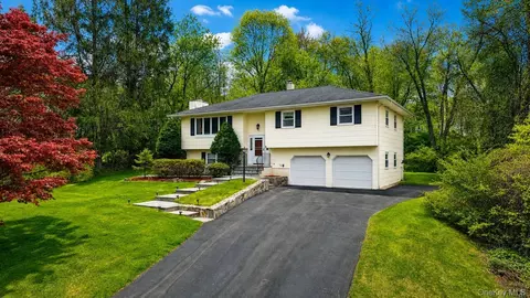 3 Valerie Ln, Mahopac, NY 10541