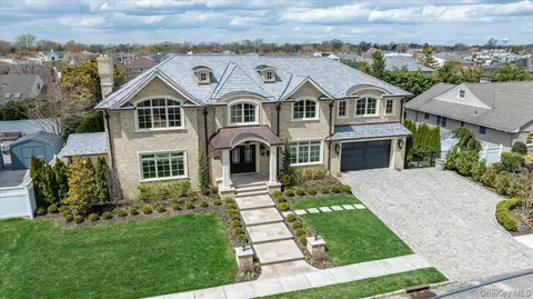 225 Harbor Ln, Massapequa Park, NY 11762