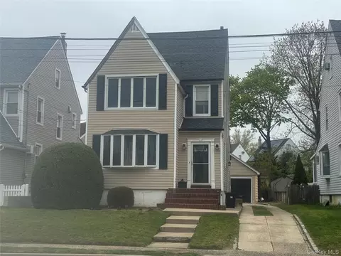75 Munro Blvd, Valley Stream, NY 11581