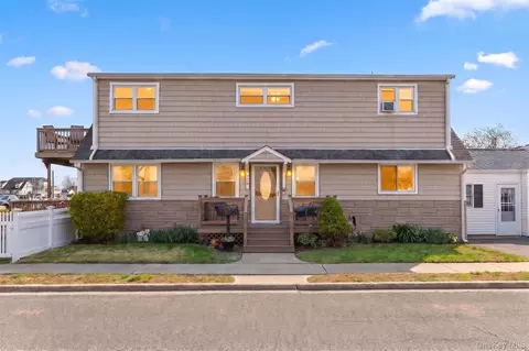 228 W Riviera Dr, Lindenhurst, NY 11757
