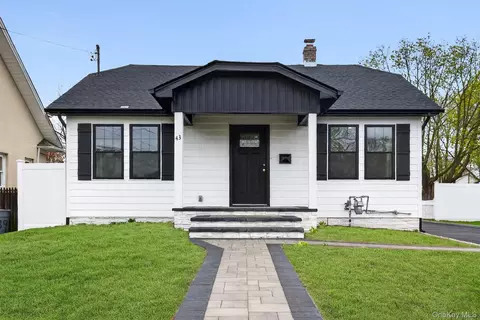 43 Robert St, Patchogue, NY 11772