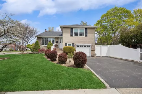 275 Violet St, Massapequa Park, NY 11762