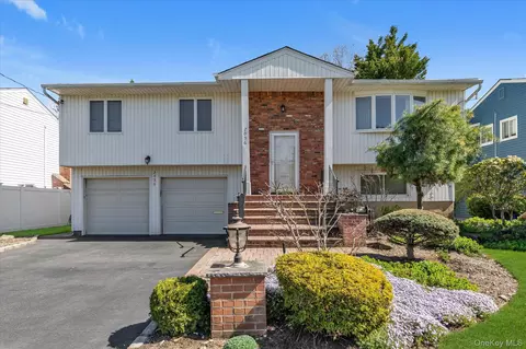 2056 Illona Ln, Merrick, NY 11566