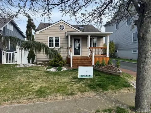 75 S Bay Dr, Babylon, NY 11702