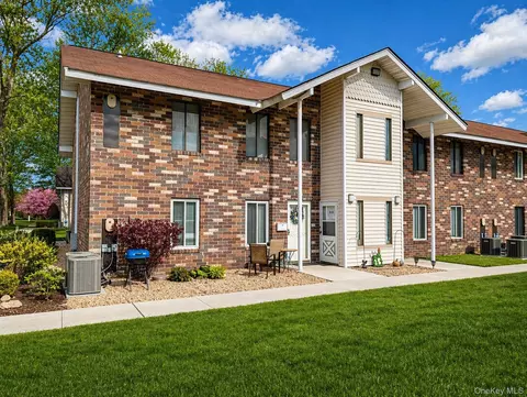 11 Sierra Ct #11, Coram, NY 11727