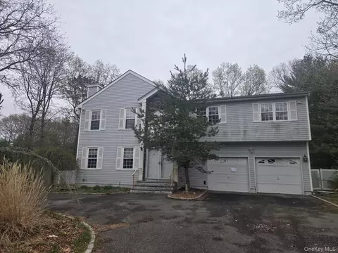25 Pinecone Ln, Islandia, NY 11749