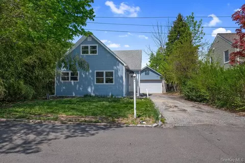 16 1st St, North Hempstead, NY 11547