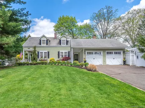 3 Duke Pl, Glen Cove, NY 11542