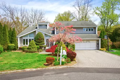 11 Bonnie Lynn Ct, North Hempstead, NY 11576