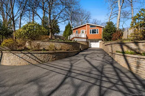 38 Corey Trl, Ridge, NY 11961