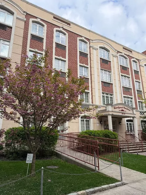 8515 120th St #3F, New York, NY 11415