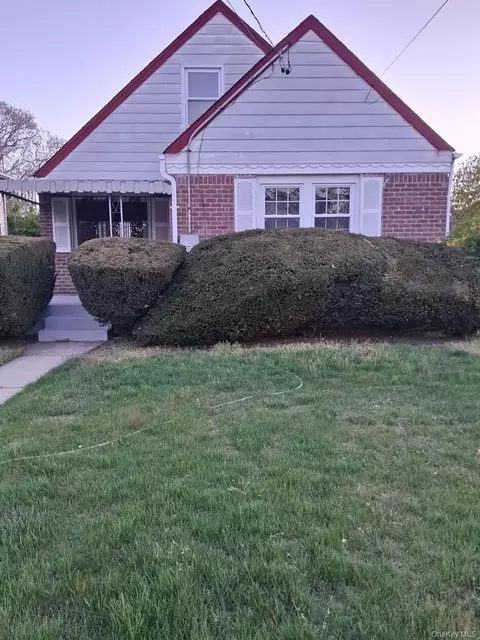 65 Botsford St, Hempstead, NY 11550