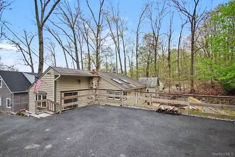 9 Wildwood Dr, Greenwood Lake, NY 10925