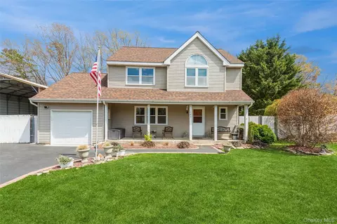 145 Bishop Ln, Holbrook, NY 11741