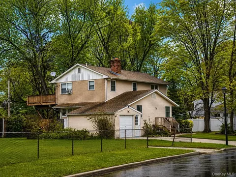 76 Jay Rd, Centereach, NY 11720