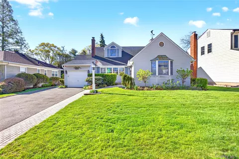 46 Mulberry Ave, Garden City, NY 11530