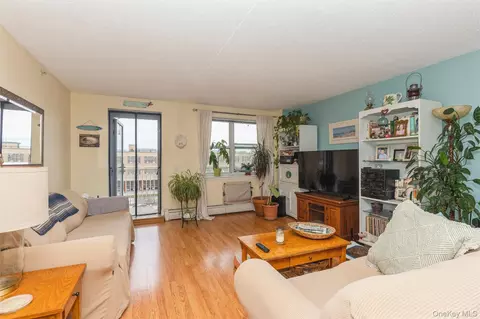 260 Beach 81st St #4A, New York, NY 11693