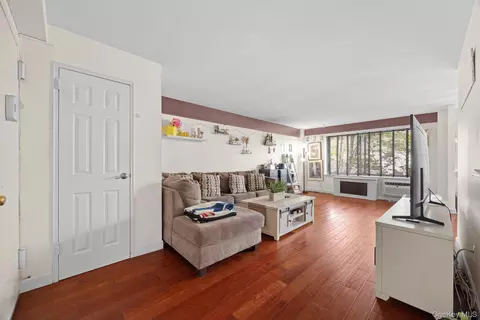 25 Lake St #2E, White Plains, NY 10603