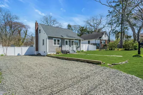 133 Lakeview Dr, Mastic Beach, NY 11951