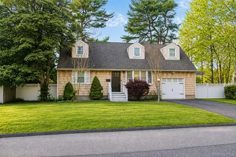 118 Foster Rd, Lake Ronkonkoma, NY 11779