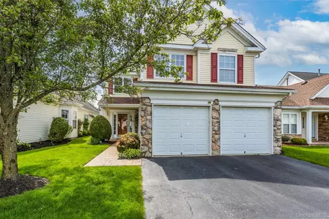 6 Julia Cir #6, Middle Island, NY 11953