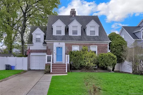 5 Argyle Rd, Merrick, NY 11566