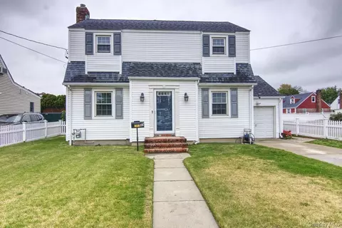37 Sheridan St, Valley Stream, NY 11580