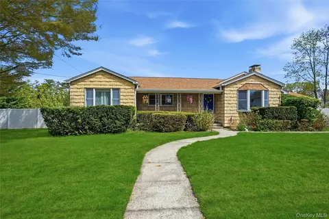27 Halsey St, Islandia, NY 11749