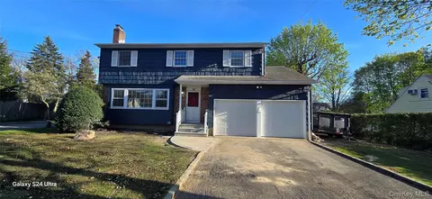 37 E 14th St #B, Huntington Station, NY 11746