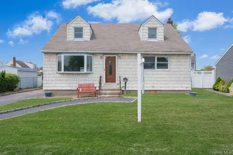 3 Layton Ave, Hicksville, NY 11801