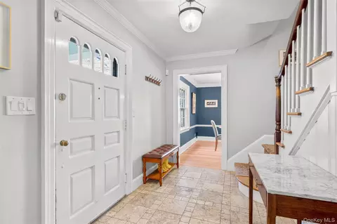 Entry Way - 5 Wellyn Close, Yonkers, NY 10708 photo 2 of 5