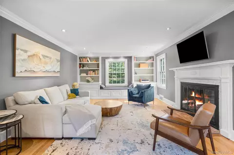 Living - 5 Wellyn Close, Yonkers, NY 10708 photo 2 of 3