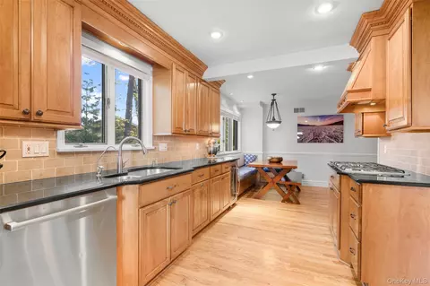 Kitchen - 5 Wellyn Close, Yonkers, NY 10708 photo 1 of 5