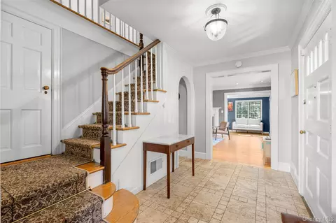 Entry Way - 5 Wellyn Close, Yonkers, NY 10708 photo 4 of 5