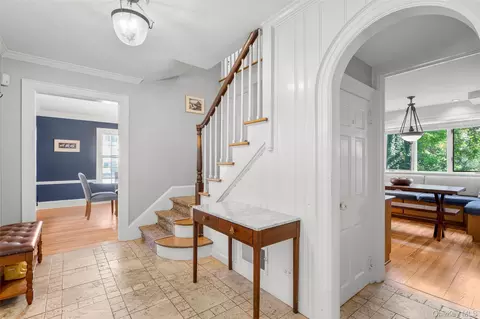 Entry Way - 5 Wellyn Close, Yonkers, NY 10708 photo 3 of 5