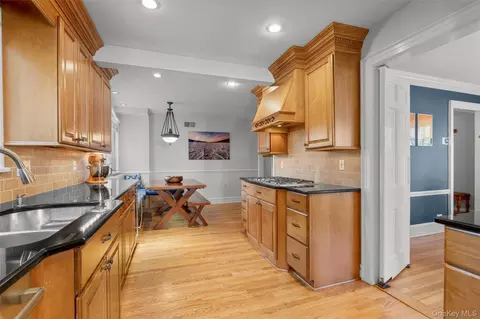 Kitchen - 5 Wellyn Close, Yonkers, NY 10708 photo 3 of 5