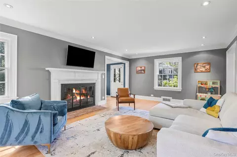Living - 5 Wellyn Close, Yonkers, NY 10708 photo 1 of 3